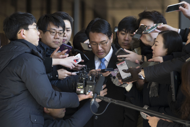 이명박정부 시절 국군 사이버사령부 댓글공작에 관여한 의혹을 받는 김태효 전 청와대 대외전략비서관이 지난 5일 서울 서초구 서울중앙지검으로 향하던 중 취재진의 질문을 받고 있다. 김성광 기자 flysg2@hani.co.kr