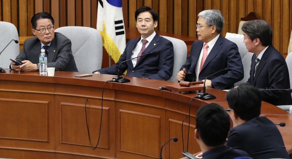 국민의당 박주원 최고위원이 김대중 전 대통령 비자금 의혹 사건의 제보자였다는 보도로 논란이 불거진 8일 오후, 국회에서 열린 긴급 최고위원·국회의원 연석회의에서 참석자들이 대화를 나누고 있다. 왼쪽부터 박지원 의원, 이용호 정책위의장, 김동철 원내대표, 안철수 대표. 당사자인 박 최고위원은 참석하지 않았다. 이정우 선임기자 woo@hani.co.kr
