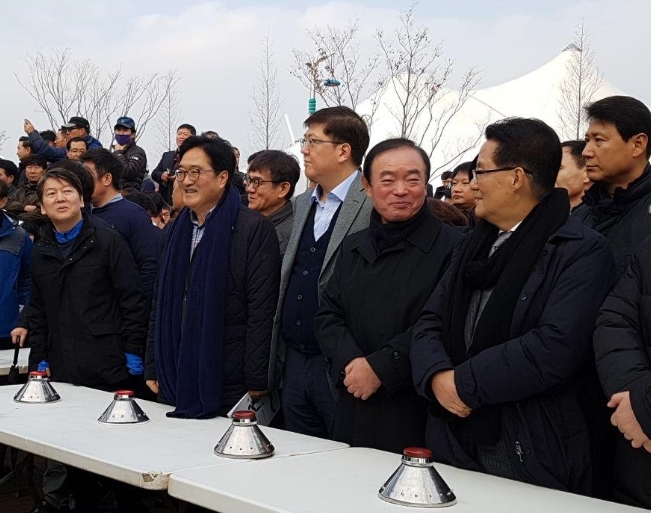 전남 목포에서 열린 김대중마라톤대회에 모인 안철수 국민의당 대표, 우원식 민주당 원내대표, 김대중 전 대통령의 아들 김홍걸 더불어민주당 국민통합위원장, 장병완·박지원 의원. (왼쪽부터). 사진 송경화 기자