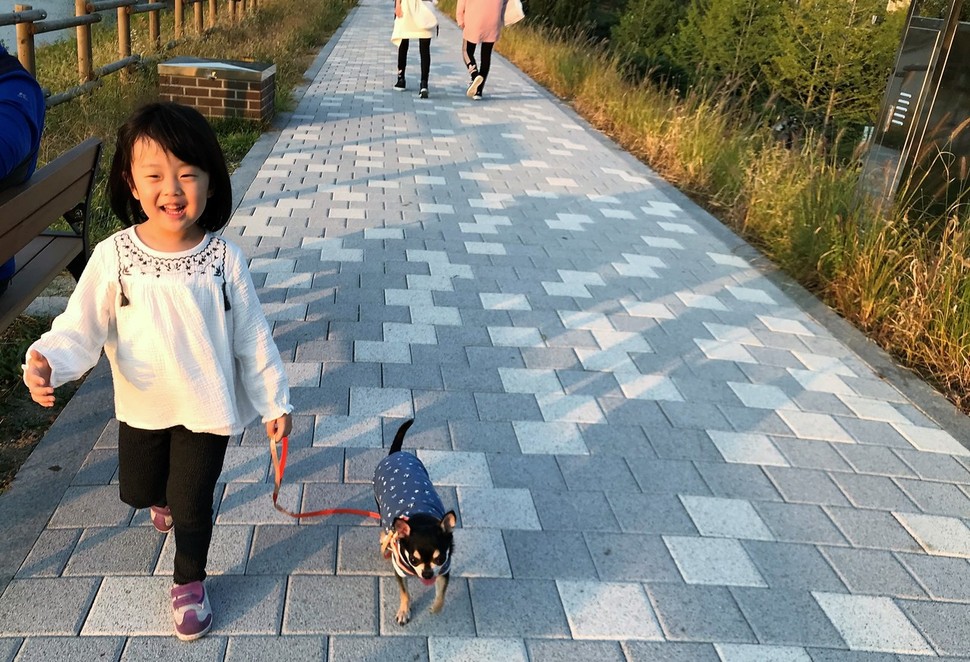 동물과 일상을 보내는 것이 익숙한 아이는 우리에 갇혀 있는 동물원 동물들을 보고 온 날 충격에 빠진 듯했다.