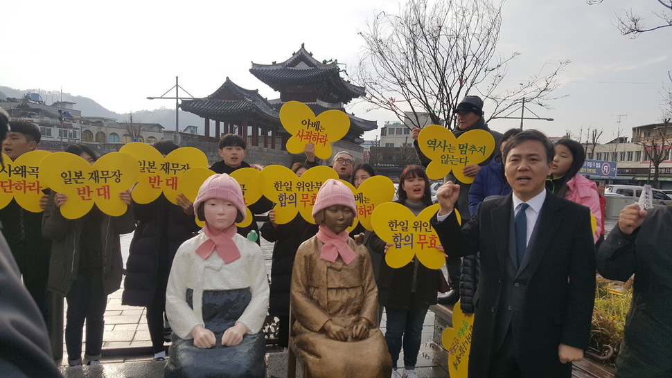10일 오후 전주 풍남문광장에서 평화의 소녀상이 전주시민과 동행하는 행사를 열렸다.