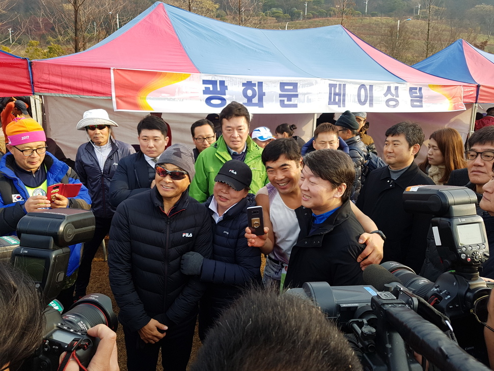 이봉주 선수와 기념사진을 찍는 안철수 국민의당 대표. 이때까지는 분위기가 좋았다.