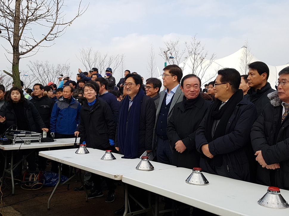 박지원 의원을 향해 계란이 날아오기 직전.