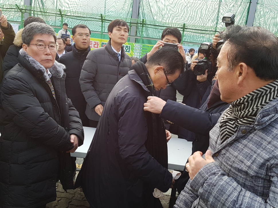 계란을 맞고 닦아내고 있는 박지원 의원.