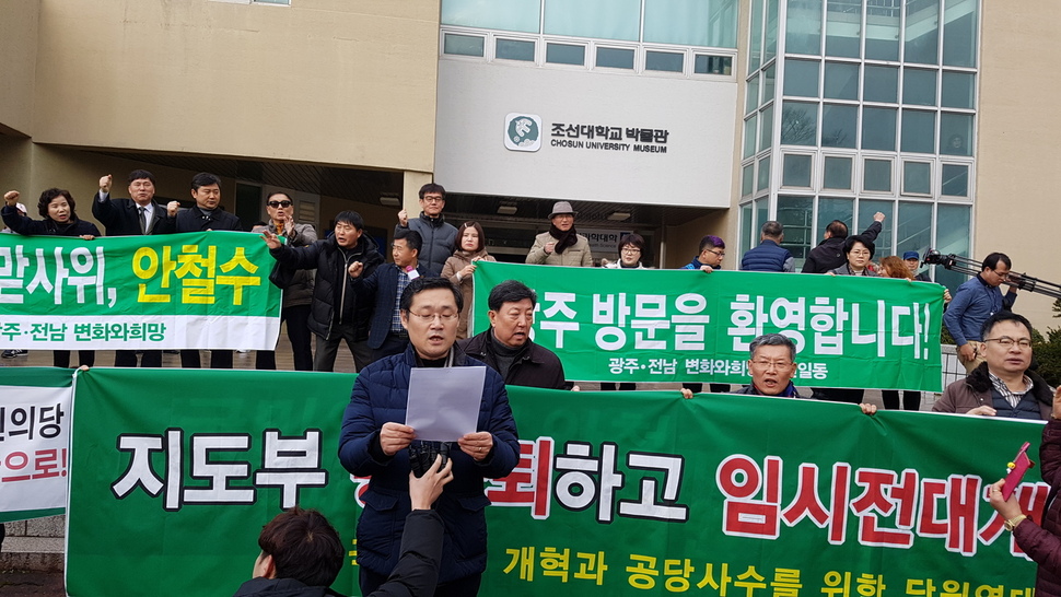 앞줄은 '반안' 집회, 뒷줄은 '친안' 집회. 양 쪽의 외침이 겹쳐 결국 뭐라 말하는지 알아듣지 못하는 상황에 놓였다.