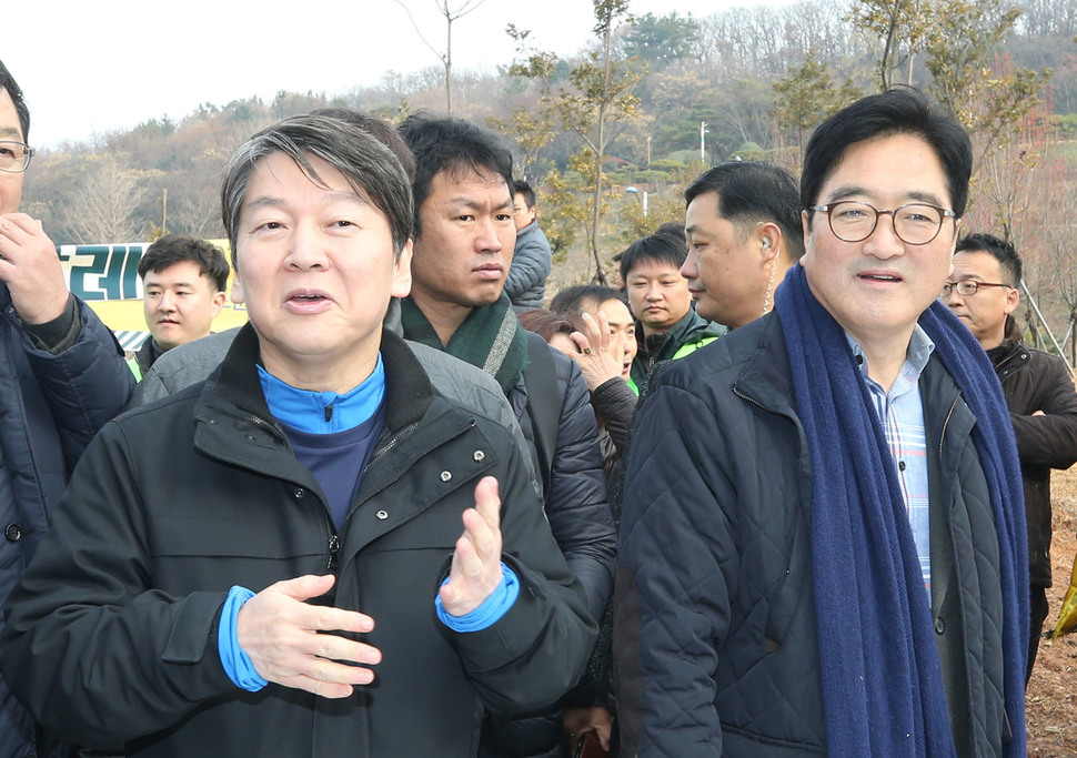 한자리에 안철수·우원식 (목포=연합뉴스) 장덕종 기자 = 국민의당 안철수 대표와 더불어민주당 우원식 원내대표가 10일 오전 전남 목포 김대중노벨평화상기념관에서 열린 김대중 마라톤대회에 참석했다. 2017.12.10. cbebop@yna.co.kr/2017-12-10 12:07:06/ <저작권자 ⓒ 1980-2017 ㈜연합뉴스. 무단 전재 재배포 금지.>