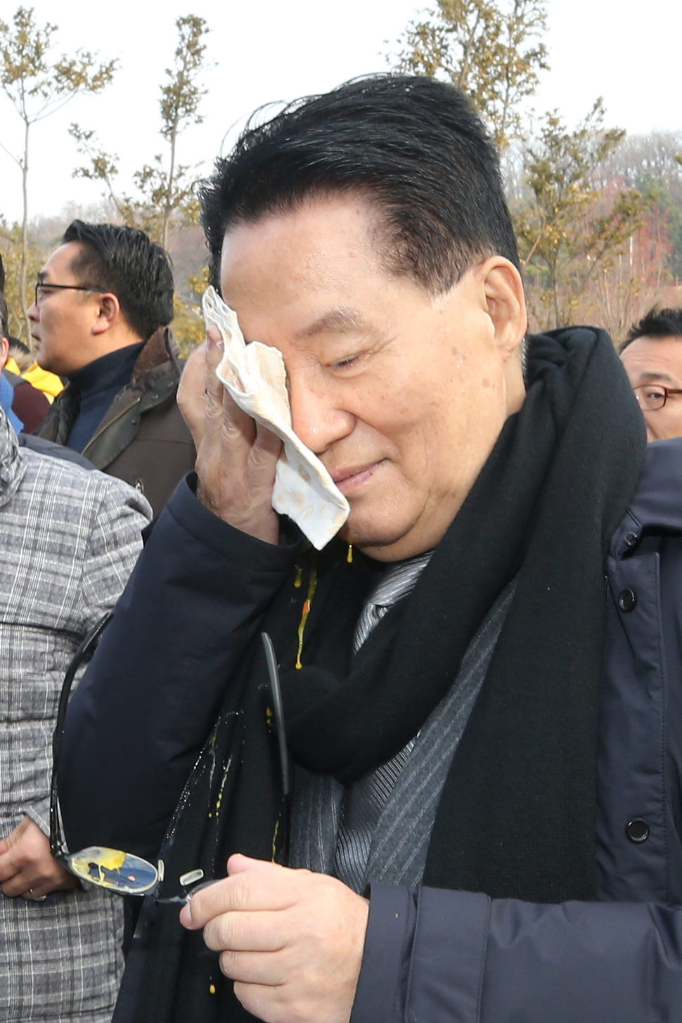 계란맞은 박지원     (목포=연합뉴스) 장덕종 기자 = 국민의당 박지원 전 대표가 10일 오전 지역구인 전남 목포 김대중노벨평화상기념관에서 열린 김대중 마라톤대회에서 참석자가 던진 계란을 맞고 얼굴을 닦고 있다. 2017.12.10.     cbebop@yna.co.kr/2017-12-10 11:09:56/ <저작권자 ⓒ 1980-2017 ㈜연합뉴스. 무단 전재 재배포 금지.>