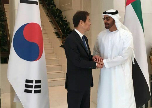 아랍에미리트연합국(UAE)과 레바논에 문재인 대통령의 특사로 파견된 임종석 대통령 비서실장이 10일 오후 무함마드 아랍에미리트 왕세제와 만나 악수하고 있다. 청와대 제공