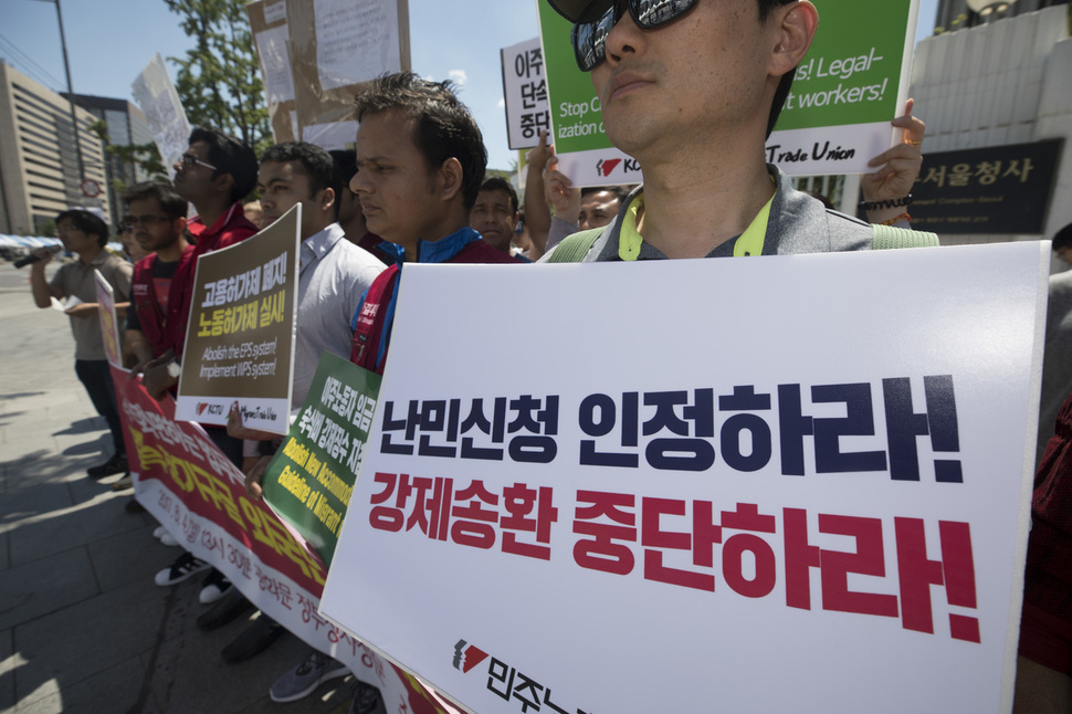 힌국이주여성인권센터, 노동인권회관, 이주공동행동 등이 지난 4일 낮 서울 종로구 정부서울청사 앞에서 ‘법무부 장기구금 외국인 강제송환 중단 촉구 기자회견’을 열고 있다. 사진은 기사와 직접 관련은 없다. 김성광 기자 flysg2@hani.co.kr