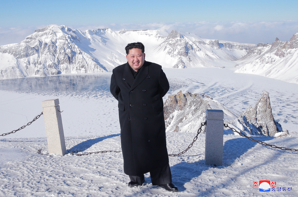 북한 김정은 노동당 위원장이 백두산에 올랐다고 조선중앙통신이 9일 보도했다. 연합뉴스
