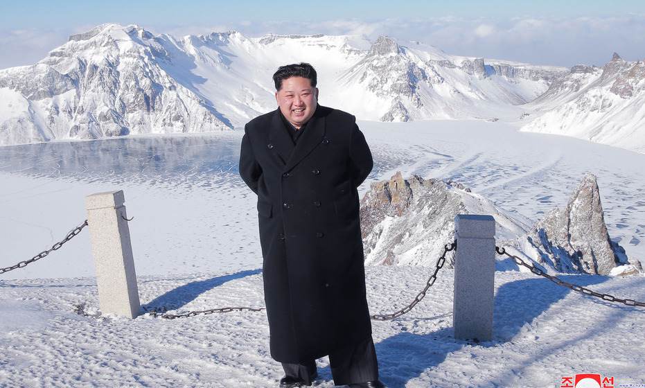 북 김정은, 백두산 올라…삼지연읍 주요시설도 시찰