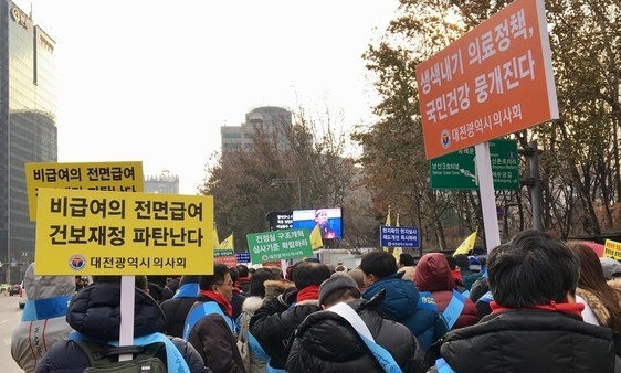 [한겨레 사설] 환자 부담 줄이려면 ‘비급여’ 그대로 둘 수 없다 