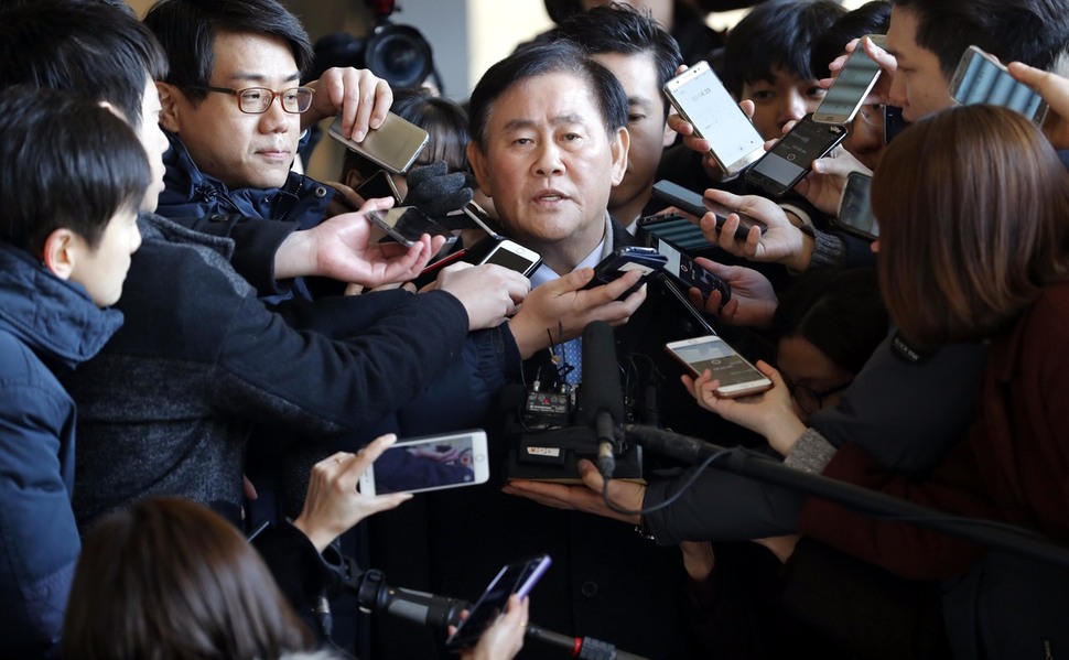 최경환 자유한국당 의원이 지난 6일 서울 서초동 서울중앙지검에 조사를 받기 위해 들어서며 취재진의 질문에 답하고 있다. 박종식 기자 anaki@hani.co.kr