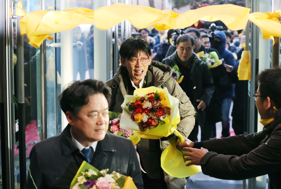 동료들은 최승호 사장과 복직자들을 위해 ‘당신들을 기다렸다는 의미’의 노란손수건을 곳곳에 달아 놓고 꽃다발로 이들을 맞이했다. 신소영 기자