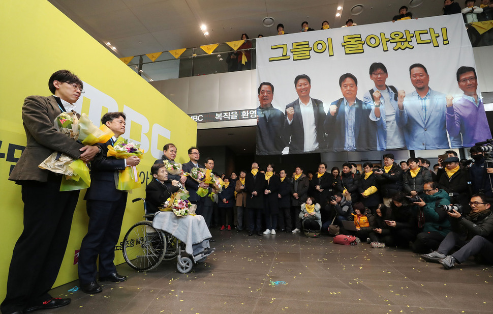 정영하 기술감독(왼쪽부터)과 최승호 사장, 이용마 기자, 강지웅 피디, 박성제 기자, 박성호 기자가 11일 오전 서울 마포구 상암동 본사로 다시 출근해 동료들 앞에서 소감을 말하고 있다. 신소영 기자