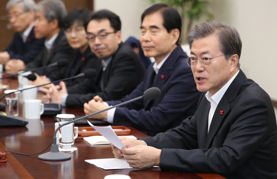 11일 오후 청와대 여민관에서 열린 대통령 주재 수석·보좌관 회의에서 문재인 대통령이 머리발언을 하고 있다. 청와대사진기자단