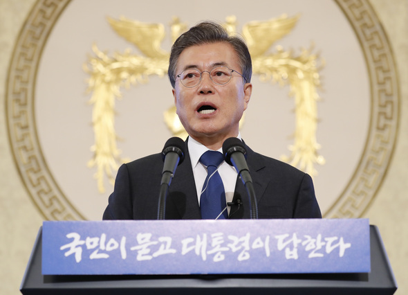 문재인 대통령이 지난해 8월17일 오전 청와대 영빈관에서 열린 취임 100일 기자회견에서 회견문을 낭독하고 있다. 청와대사진기자단