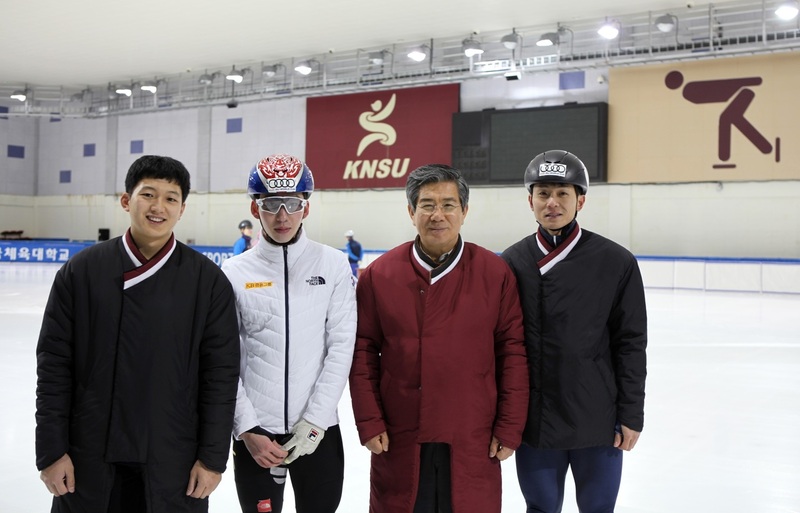 한국체대에서 훈련하는 안현수(맨 오른쪽)와 쇼트트랙 국가대표 임효준(왼쪽 두번째)이 11일 학교 빙상장에서 김성조 총장, 창업 아이디어 경진대회 우승자와 기념사진을 찍고 있다. 한국체대 제공