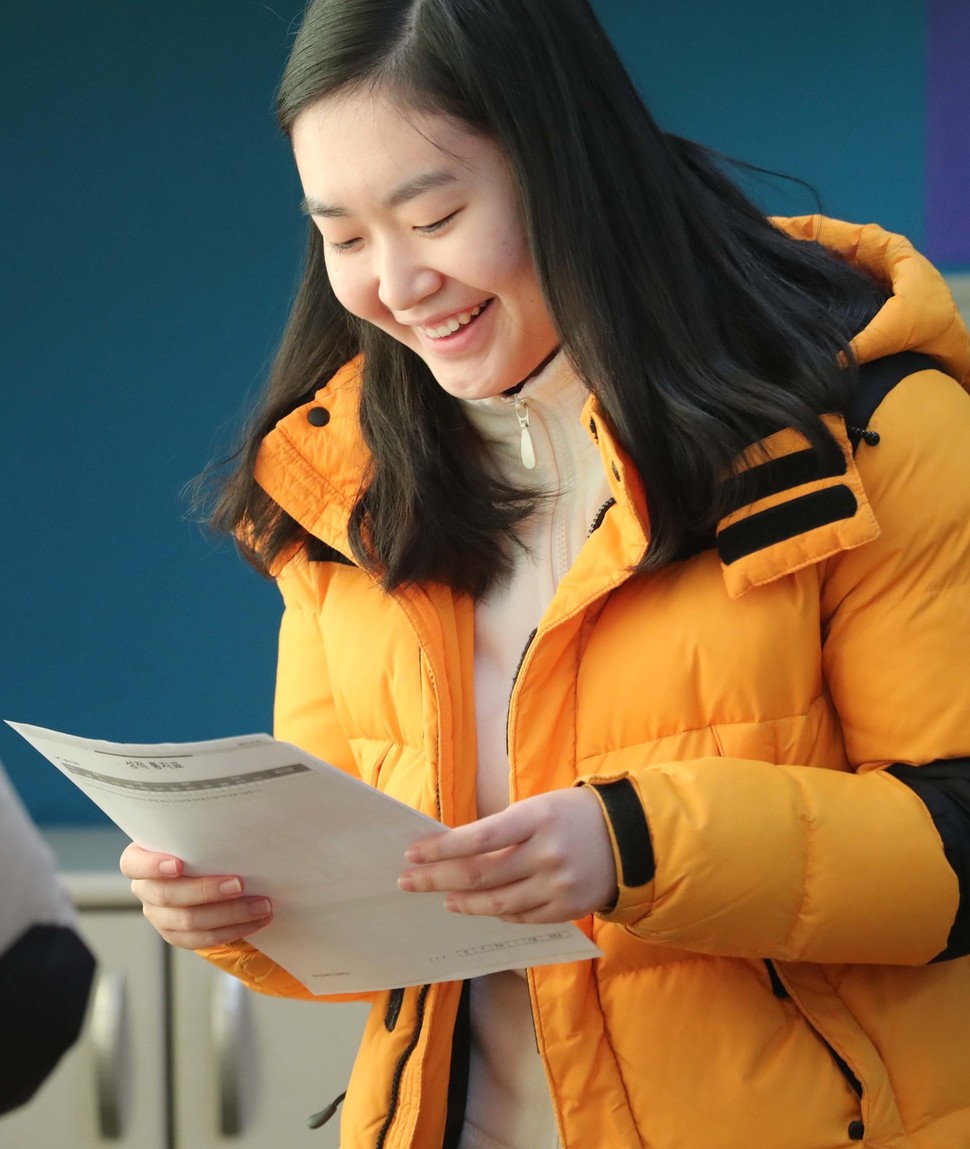 12일 오전 서울 영등포구 여의도여고에서 한 학생이 성적표를 확인하고 있다. 백소아 기자