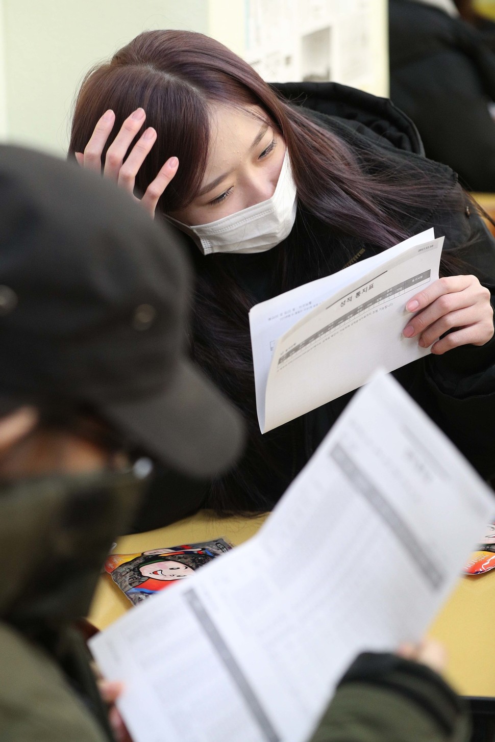 12일 오전 서울 영등포구 여의도여고에서 학생들이 성적표를 확인하고 있다. 공동취재사진
