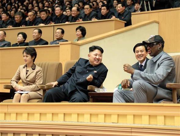 김정은 북한 노동당 제1비서(당시)와 부인 리설주(왼쪽)씨가 2014년 평양체육관에서 데니스 로드먼(오른쪽) 등 미국 프로농구(NBA) 출신 선수들의 농구경기를 관람했다. 평양/조선중앙통신 연합뉴스