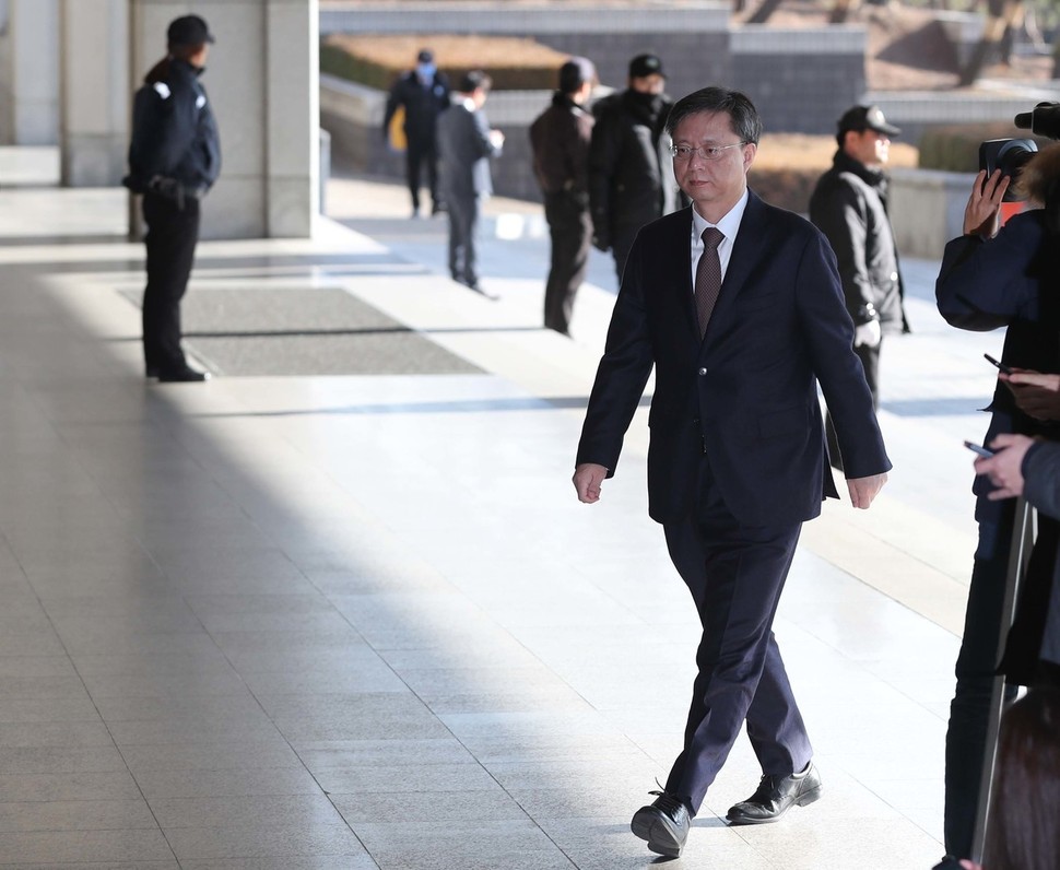 우병우 전 청와대 민정수석이 지난달 29일 오전 서울 서초구 서울중앙지검에서 민간인 불법사찰 혐의 관련 조사를 받기 위해 조사실로 향하고 있다. 이날 우 전 수석은 "4번째로 포토라인에 선다. 이게 제 숙명이라면 받아들이겠다"고 말했다. 백소아 기자 thanks@hani.co.kr