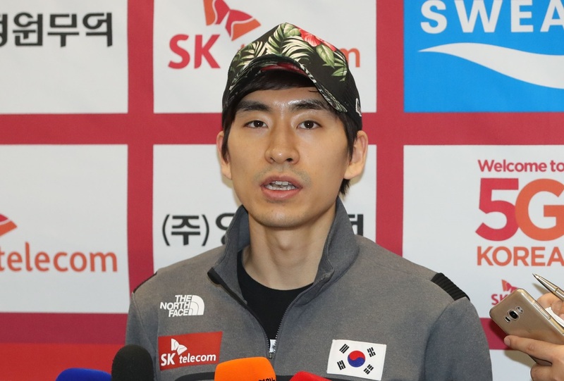 월드컵 4차 대회 남자 매스스타트에서 금메달을 딴 이승훈이 12일 인천공항을 통해 귀국해 기자들의 질문에 답하고 있다. 영종도/연합뉴스