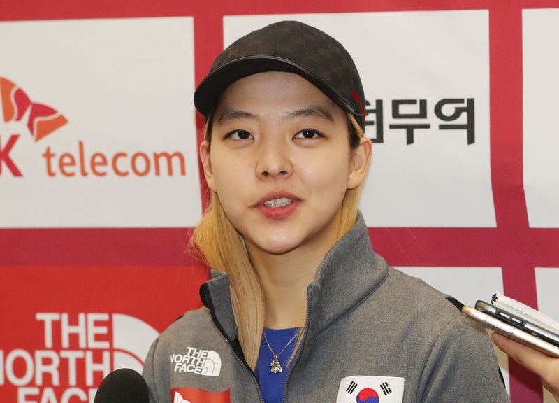 월드컵 4차 대회 여자 매스스타트에서 동메달을 딴 김보름이 12일 오후 인천공항을 통해 귀국해 기자들의 질문에 답하고 있다.  영종도/연합뉴스