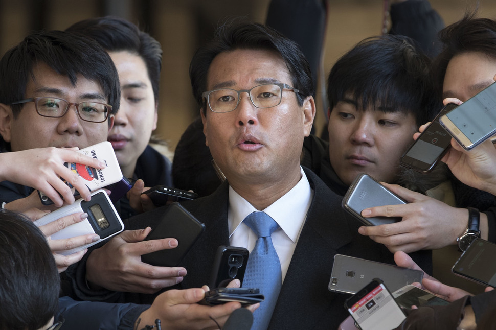 이명박정부 시절 국군 사이버사령부 댓글공작에 관여한 의혹을 받는 김태효 전 청와대 대외전략비서관이 지난 5일 오전 서울 서초구 서울중앙지검으로 향하던 중 취재진의 질문을 받고 있다. 김성광 기자 flysg2@hani.co.kr