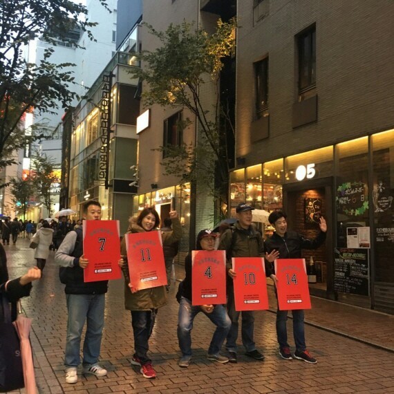 만화 <슬램덩크> 마니아들이 지난해 11월 도쿄 신주쿠 거리에서 만화에 등장하는 주인공들의 등번호를 들고 사진을 찍었다. 한국농구발전연구소 제공.