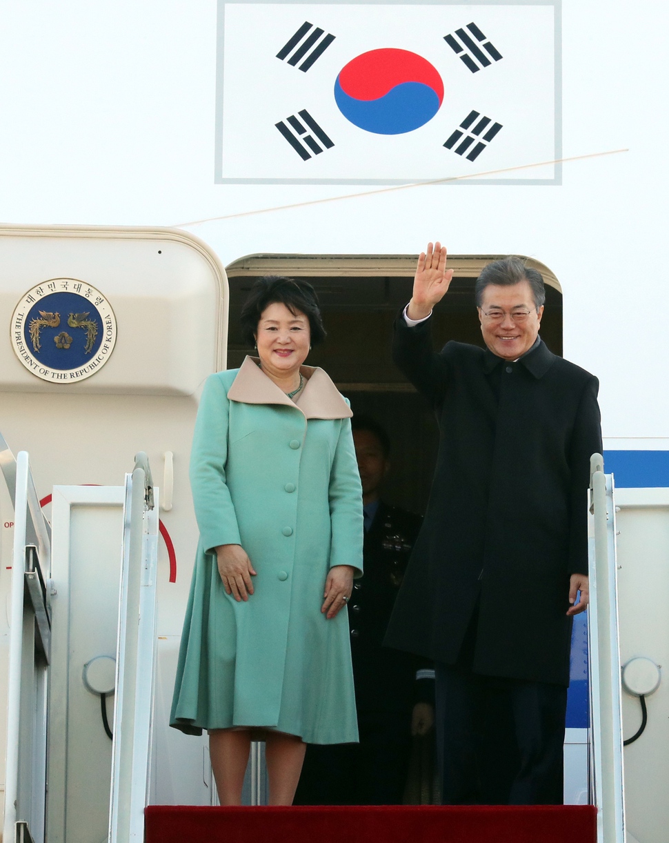 문재인 대통령과 부인 김정숙 여사가 중국 국빈방문을 위해 13일 오전 성남 서울공항에서 전용기에 올라 손을 흔들고 있다.  청와대사진기자단