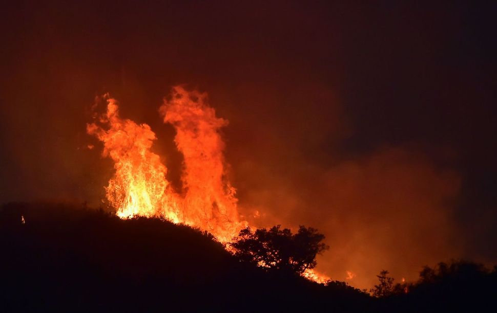 12일 미국 캘리포니아 샌타바버라 북쪽 몬테시토에서 번지고 있는 산불.  AFP 연합뉴스