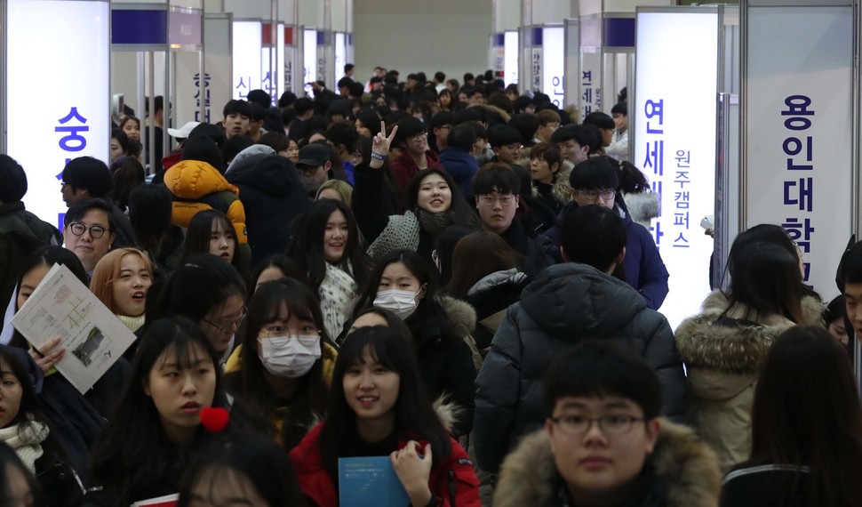 한국대학교육협의회가 13일 오전 서울 강남구 코엑스에서 연 2018학년도 정시 대학입학정보박람회에 많은 수험생과 학부모들이 몰려 북적이고 있다. 취재진을 향해 손으로 브이를 그리는 한 수험생의 표정이 해맑다. 백소아 기자 thanks@hani.co.kr