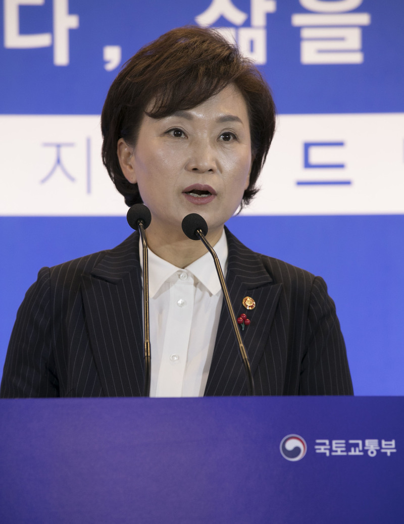김현미 국토교통부 장관이 지난 11월29일 오전 서울 서초구 더스마티움에서 사회통합형 주거사다리 구축을 위한 주거복지 계획을 발표하고 있다. 김성광 기자 flysg2@hani.co.kr