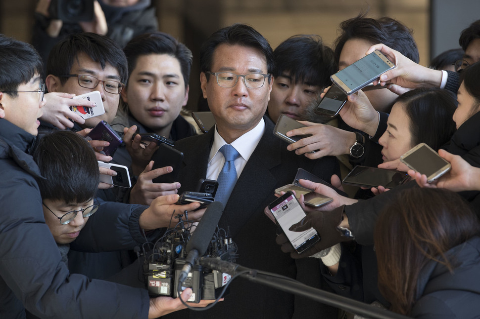 이명박정부 시절 국군 사이버사령부 댓글공작에 관여한 의혹을 받는 김태효 전 청와대 대외전략비서관이 지난 5일 오전 서울 서초구 서울중앙지검으로 향하던 중 취재진의 질문을 받고 있다. 김성광 기자 flysg2@hani.co.kr