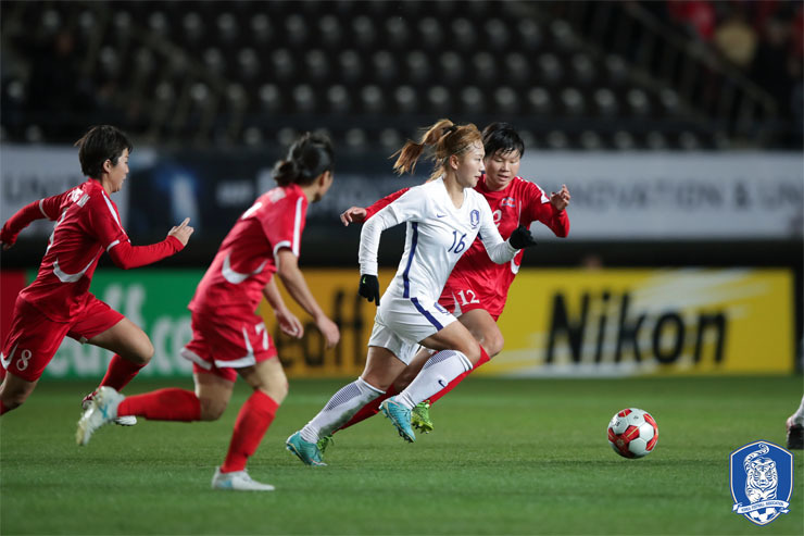 남북 여자축구대표팀 선수들이 지난 11일 일본 지바현 소가스포츠파크에서 열린 2017 동아시아축구연맹(EAFF) E-1 풋볼 챔피언십에서 공을 다투고 있다. 남의 장슬기가 질주하자 3명의 북 선수들이 달려드는 등 강한 압박을 하고 있다. 대한축구협회 제공