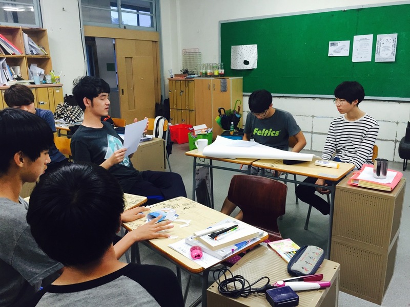 심지환(가운데 왼쪽에서 두번째)군이 지혜학교 교실에서 학생들과 토론하고 있다. 지혜학교 제공