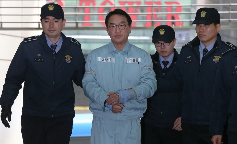 '부산 엘시티 비리'로 구속된 현기환 전 청와대 정무수석비서관이 '문화계 블랙리스트'와 관련한 참고인 신분으로 지난 1월26일 서울 대치동 특검팀에 소환되고 있다. 김정효 기자 hyopd@hani.co.kr