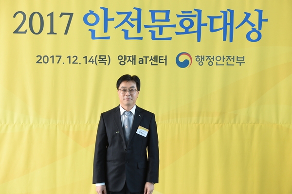 두산그룹에서 첫 안전보건관리 매뉴얼을 만들어 ‘2017 안전문화대상’ 대통령표창을 받은 두산인프라코어 김복수 부장. 14일 열린 시상식에서 안전문화에 공헌한 개인 39명과 21개 단체가 수상했다. 행정안전부 제공