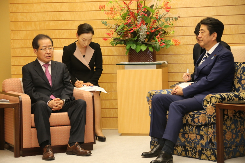 일본을 방문 중인 자유한국당 홍준표 대표가 14일 오후 아베 신조 총리와 대화를 나누고 있다. 자유한국당 제공