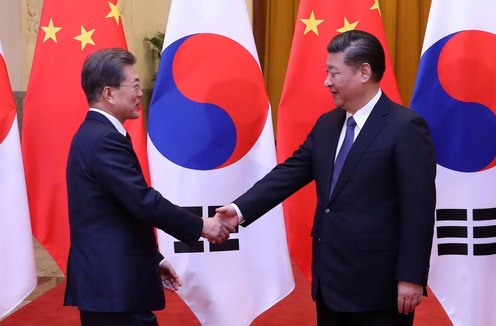 문재인 대통령과 시진핑 중국 국가주석이 14일 오후 베이징 인민대회당 서대청에서 악수하고 있다. 베이징/연합뉴스