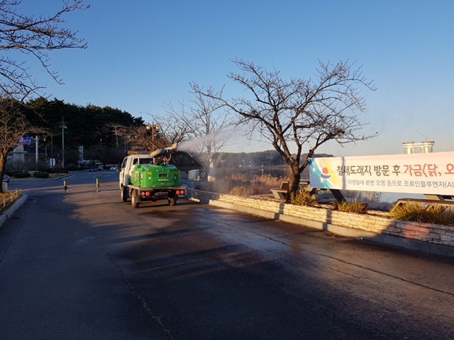 올림픽 빙상종목 개최도시인 강릉시가 조류인플루엔자 방역을 하고 있다. 강릉시청 제공