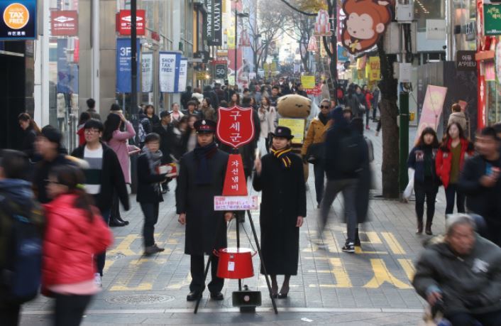 서울 명동예술극장 앞에서 시작된 구세군 자선냄비 모금함에 길을 가던 시민들이 정성 어린 손길로 모금을 하고 있다. 신소영 기자 viator@hani.co.kr