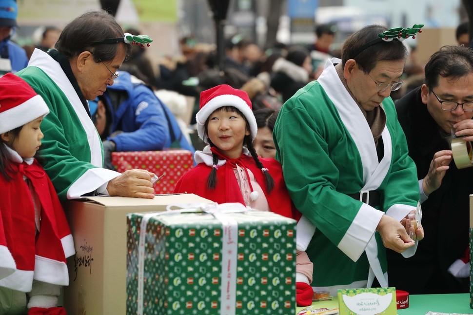 15일 오후 서울 중구 프레스센터 앞 광장에서 서울시와 초록우산어린이재단이 주최한 ‘저소득층 아동을 위한 크리스마스 선물 포장식’에서 새문안어린이집 원생들이 직접 선물을 포장하고 있다. 박종식 기자 anaki@hani.co.kr