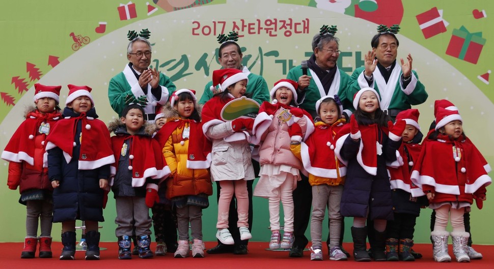 15일 오후 서울 중구 프레스센터 앞 광장에서 서울시와 초록우산어린이재단이 주최한 ‘저소득층 아동을 위한 크리스마스 선물 포장식’에서 박원순 서울시장(왼쪽 둘째), 이제훈 초록우산어린이재단 회장, 최불암 후원회장(오른쪽 두 번째), 김영만 서울신문 대표가 새문안어린이집 원생들과 기념촬영을 하고 있다. 박종식 기자 anaki@hani.co.kr