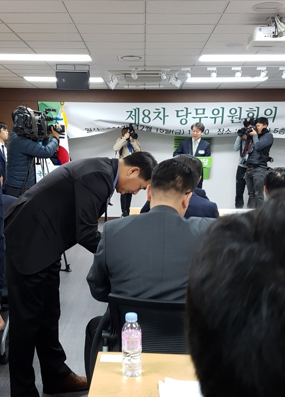 당무위원회 회의장에서 당무위 의장인 안철수 국민의당 대표가 개회를 선언할 동안 박주원 최고위원 쪽 인사가 ‘박주원 최고위원-주성영 전 한나라당 의원’ 사이 통화 녹취록이 담긴 소명서를 당무위원들에게 나눠주며 서명을 받고 있다. 박 최고위원 쪽은 외부 유출을 막기 위해 자료에 일련 번호를 매기고 서명을 받은 뒤 이를 눠줬으며 회의가 끝나자 다시 걷어갔다고 한다. 송경화 기자