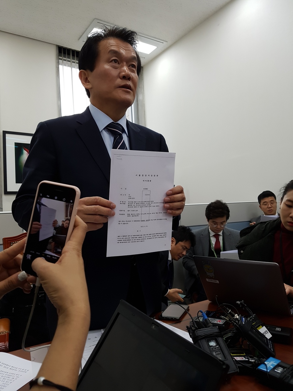 ‘최고위원 사퇴’ 의사를 밝힌 뒤 박주원 최고위원이 기자간담회를 곧바로 열어 억울함을 호소하고 있다. 송경화 기자