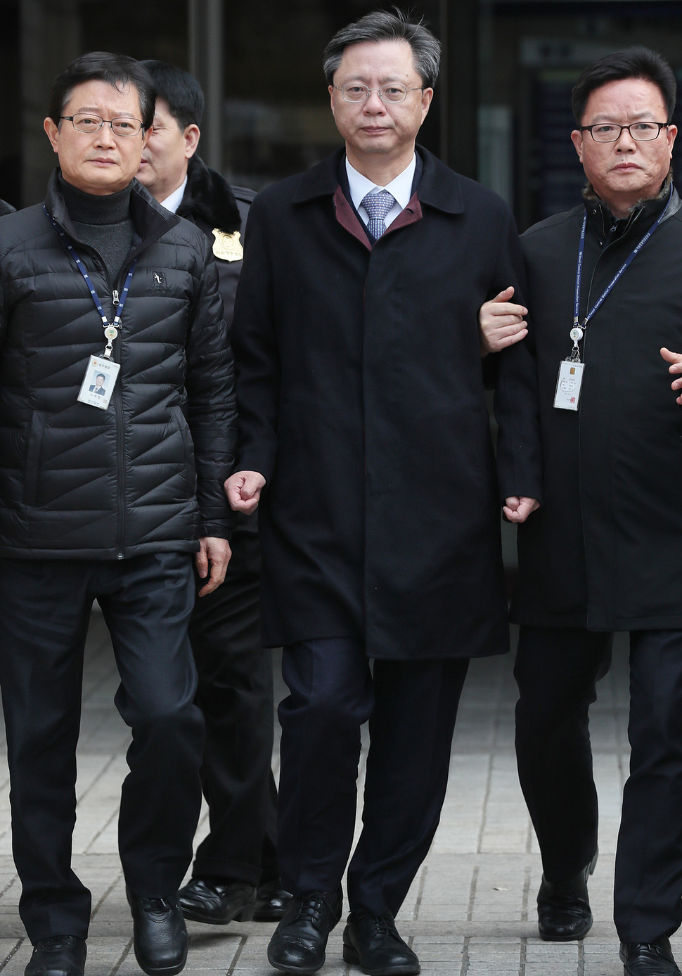 직권남용 혐의로 구속영장이 청구된 우병우 전 청와대 민정수석비서관이 14일 오전 서울 서초구 서울중앙지방법원에서 열린 영장실질심사를 마친 뒤 구치소로 향하고 있다. 연합뉴스