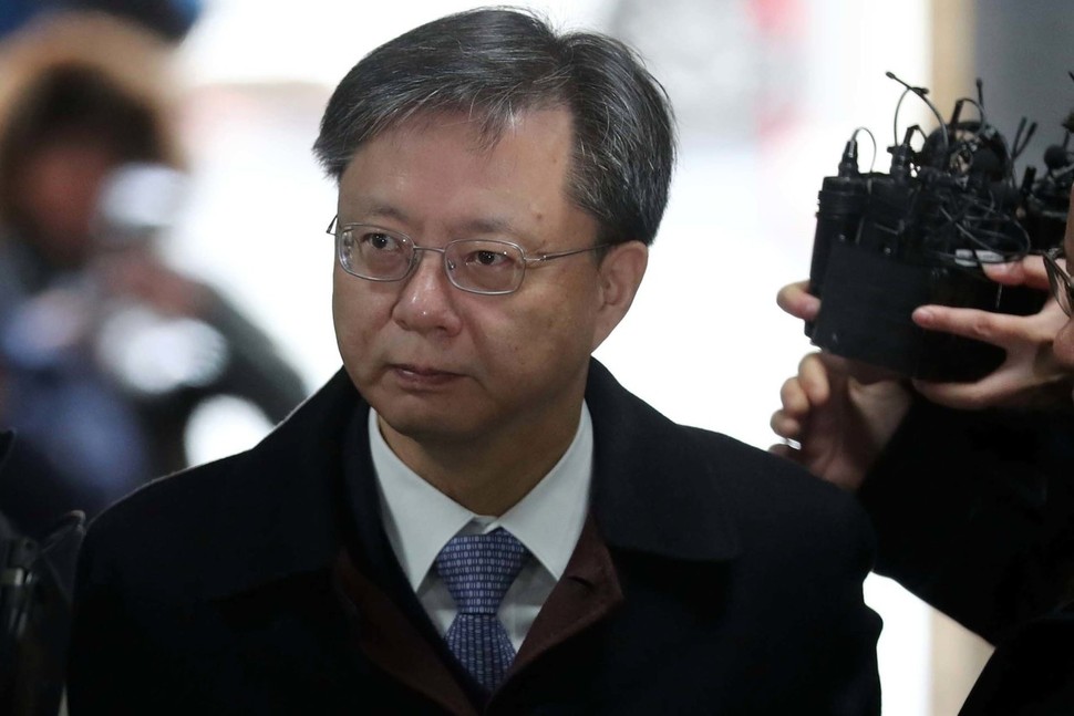 우병우 전 청와대민정수석비서관이 14일 오전 서울 서초구 서울중앙지법에서 열린 직권남용 혐의에 관한 영장실질심사에 출석하기 위해 법정으로 향하고 있다. 백소아 기자 thanks@hani.co.kr