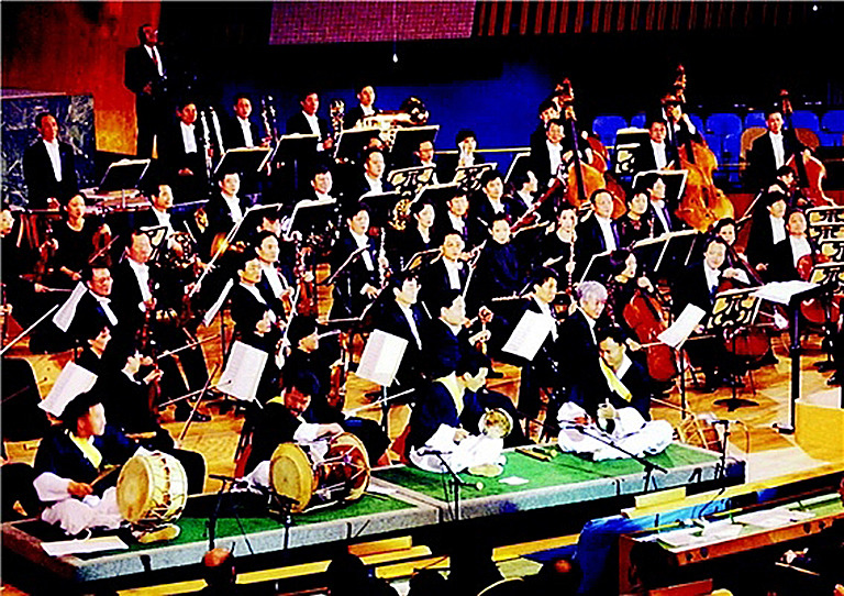 1995년 유엔 창립 50주년 기념 특별공연이 뉴욕 유엔총회장에서 열렸다. 김덕수 사물놀이패(사진 앞쪽)는 정명훈씨가 지휘하는 케이비에스관현악단과 협주곡 <마당>을 협연했다. 김덕수 제공